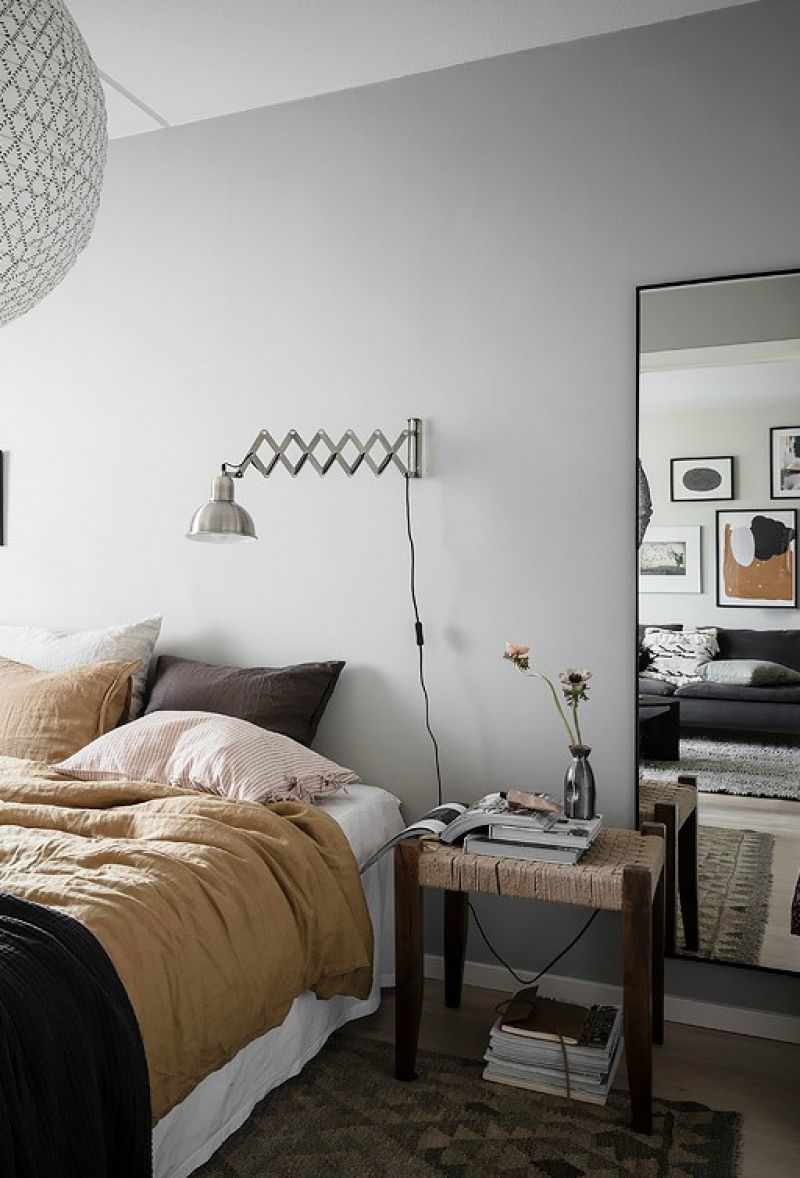 Pohjoismainen makuuhuone, jossa oma vaatekaappi 